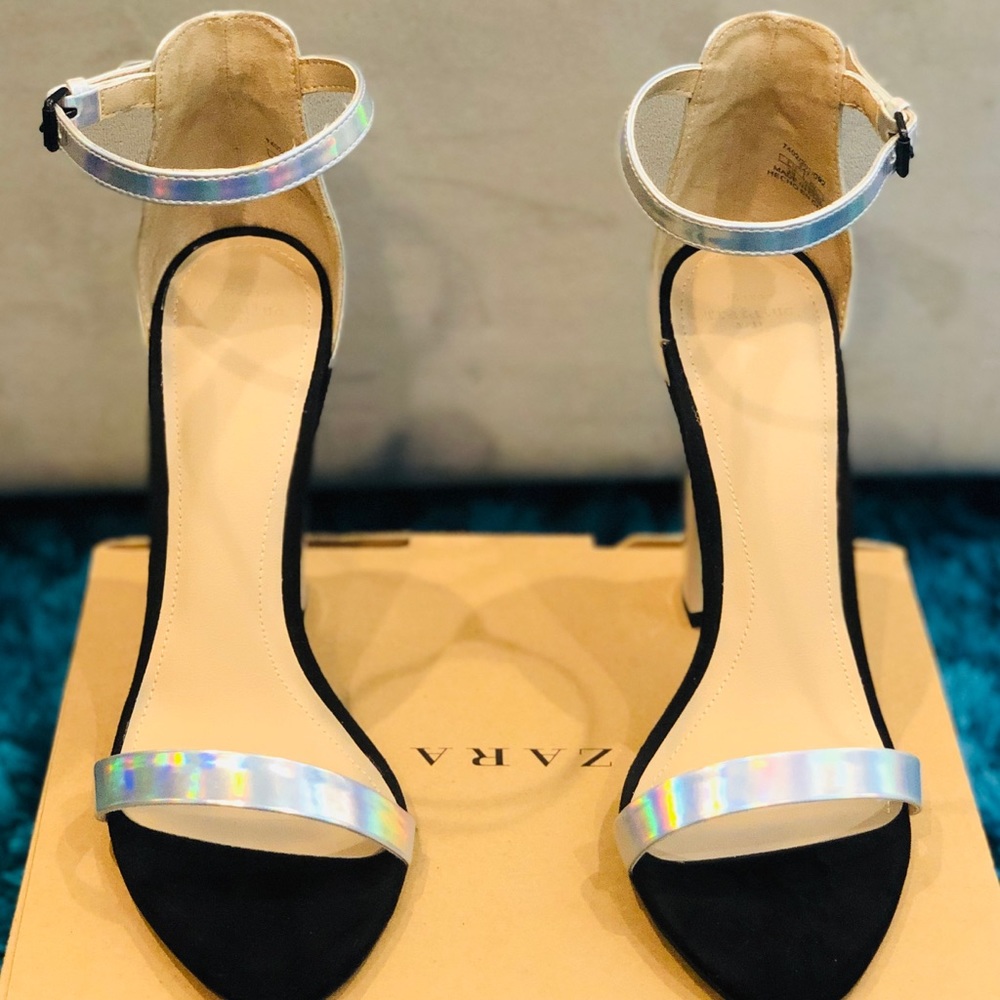 Metallic t- strap heel sandal
